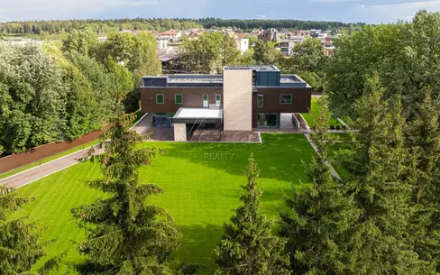 3-этажный коттедж 2 150 м² с отделкой