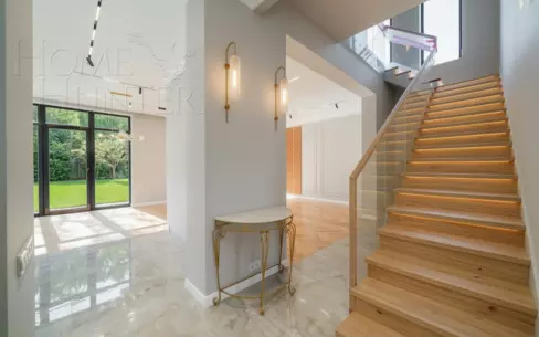 2-этажный коттедж 240 м² с отделкой