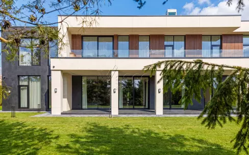 2-этажный коттедж 1 100 м² с отделкой