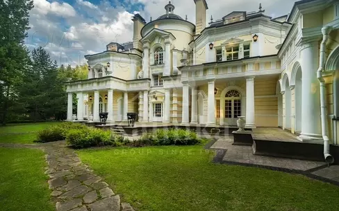 3-этажный коттедж 1 100 м² с отделкой