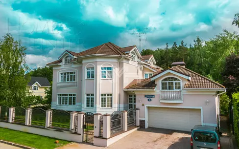 3-этажный коттедж 1 238 м² с отделкой