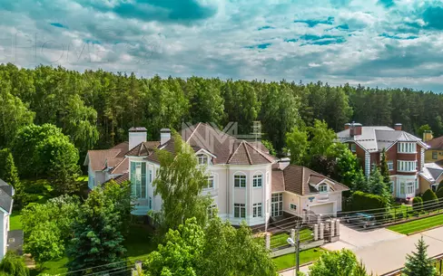 3-этажный коттедж 1 238 м² с отделкой