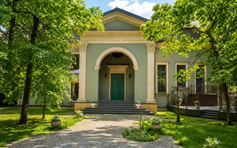 2-этажный коттедж 1 500 м² с отделкой