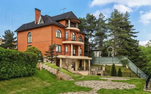 3-этажный коттедж 650 м² с отделкой