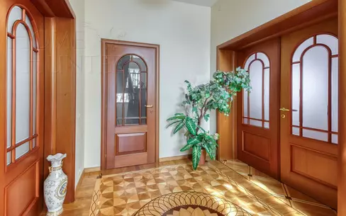 3-этажный коттедж 650 м² с отделкой