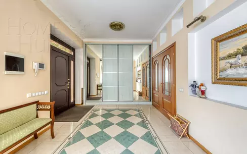 3-этажный коттедж 650 м² с отделкой