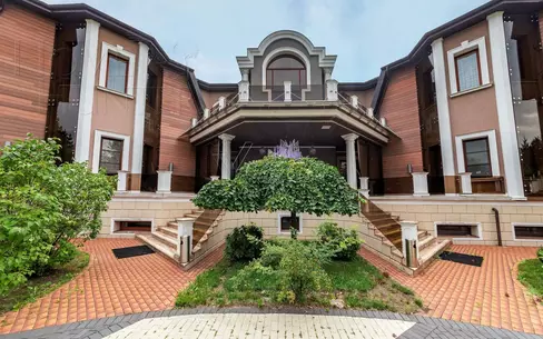 2-этажный коттедж 1 700 м² с отделкой