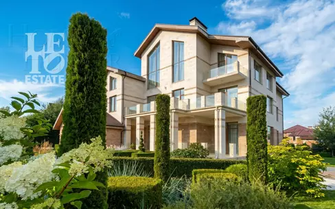 3-этажный коттедж 1 300 м² с отделкой