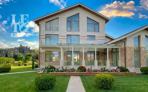 3-этажный коттедж 1 300 м² с отделкой