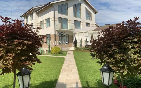 2-этажный коттедж 1 300 м² с отделкой