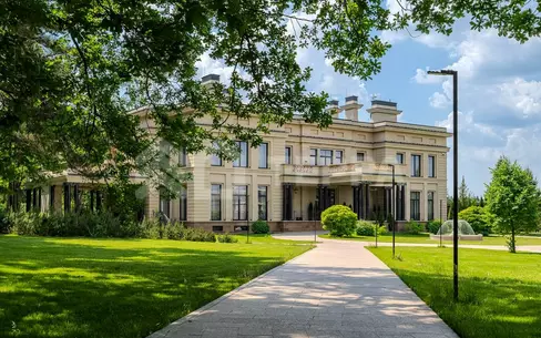 2-этажный коттедж 2 000 м² с отделкой