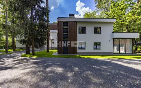 3-этажный коттедж 1 800 м² с отделкой