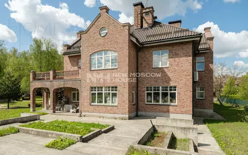 3-этажный коттедж 2 200 м² без отделки