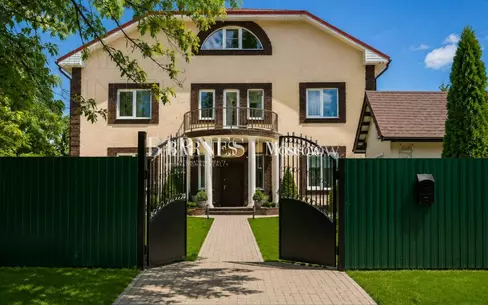 3-этажный коттедж 400 м² с отделкой