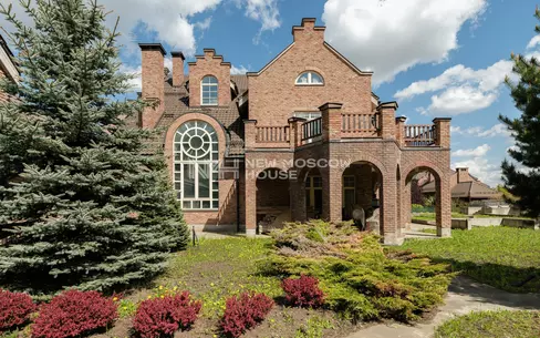3-этажный коттедж 2 200 м² без отделки