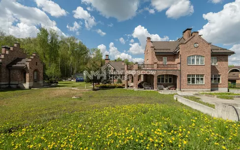 3-этажный коттедж 2 200 м² без отделки