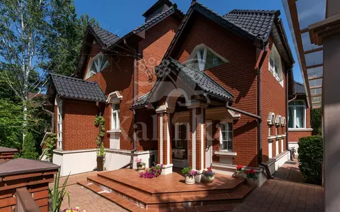 2-этажный коттедж 310 м² с отделкой