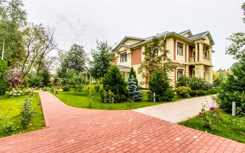 2-этажный коттедж 1 600 м² с отделкой