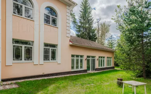 3-этажный коттедж 1 150 м² с отделкой