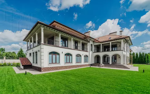 2-этажный коттедж 1 300 м² с отделкой