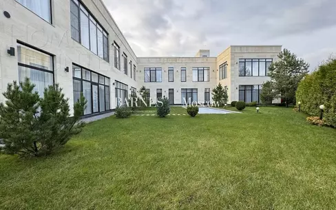 2-этажный коттедж 1 500 м² с отделкой