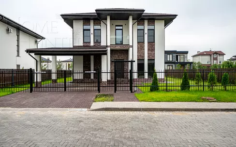 2-этажный коттедж 240 м² с отделкой