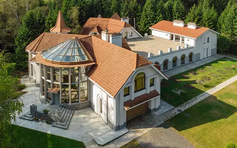 2-этажный коттедж 1 100 м² с отделкой