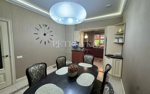 3-этажный таунхаус 320 м² с отделкой