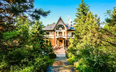 2-этажный коттедж 2 500 м² с отделкой