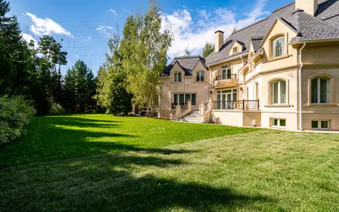 3-этажный коттедж 1 350 м² с отделкой