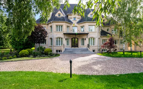 2-этажный коттедж 1 350 м² с отделкой