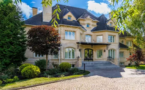 2-этажный коттедж 1 350 м² с отделкой