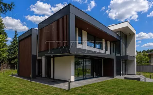 3-этажный коттедж 1 400 м² без отделки