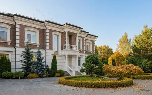 2-этажный коттедж 1 258 м² с отделкой