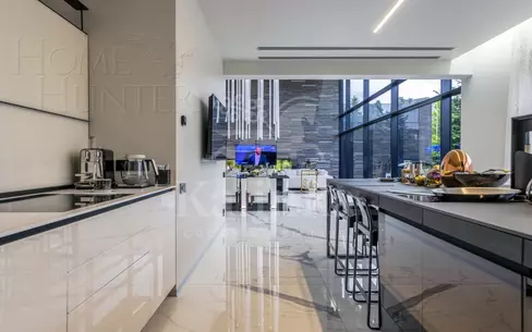 3-этажный коттедж 2 300 м² с отделкой