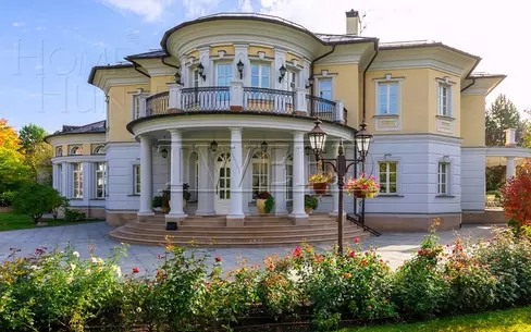 2-этажный коттедж 1 800 м² с отделкой
