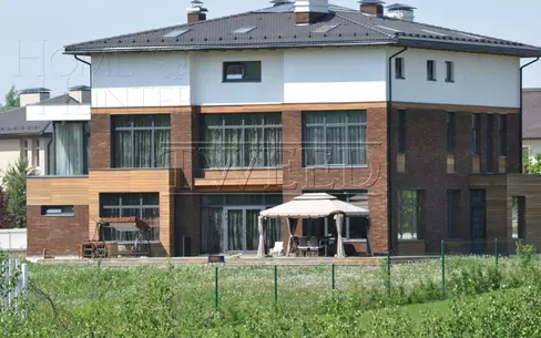 3-этажный коттедж 900 м² с отделкой