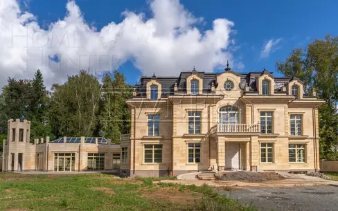 3-этажный коттедж 1 900 м² без отделки