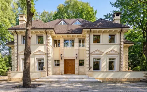 3-этажный коттедж 1 300 м² с отделкой