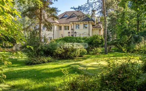 3-этажный коттедж 1 300 м² с отделкой