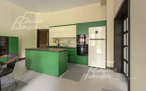 3-этажный коттедж 1 830 м² без отделки