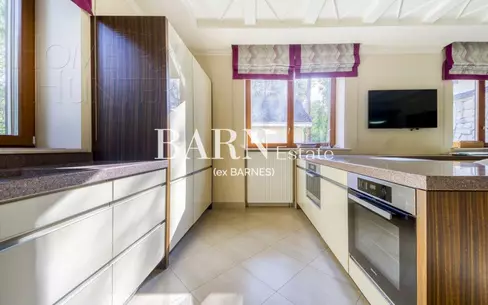 2-этажный коттедж 1 000 м² с отделкой