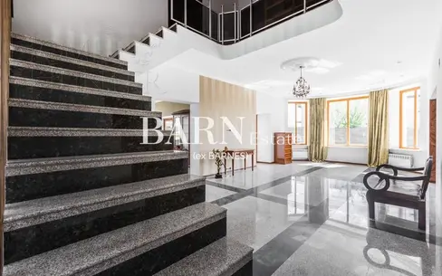 3-этажный коттедж 750 м² с отделкой