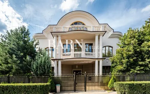 3-этажный коттедж 750 м² с отделкой