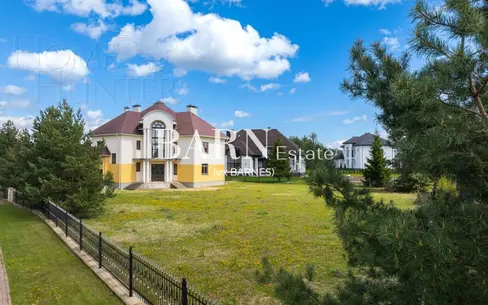 3-этажный коттедж 700 м² без отделки