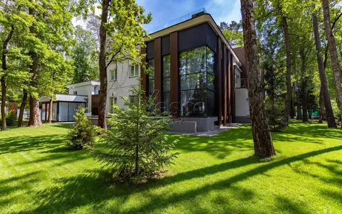 3-этажный коттедж 1 200 м² с отделкой